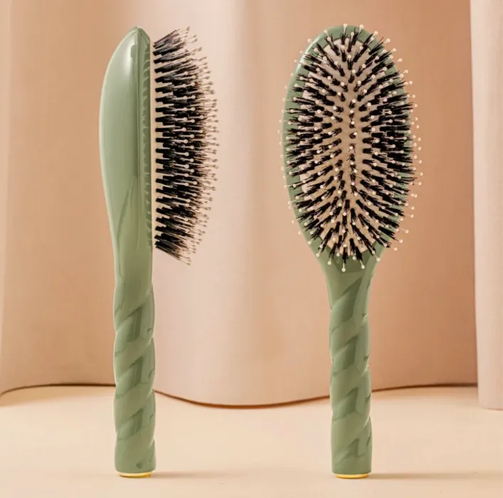 Une brosse pour des cheveux soyeux 