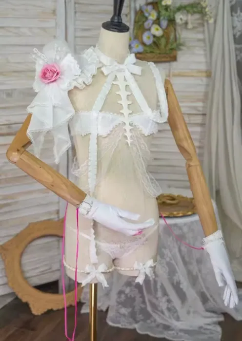 Eve Bones cosplay