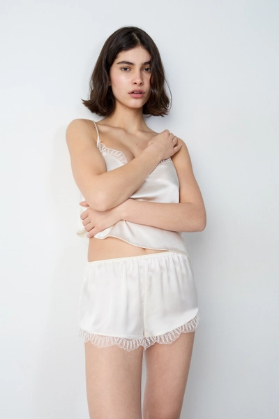 Short en soie détails dentelle