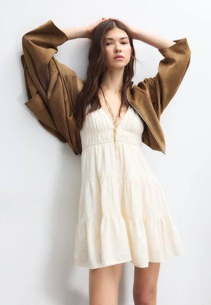 Vestido fluido curto com laço nas costas