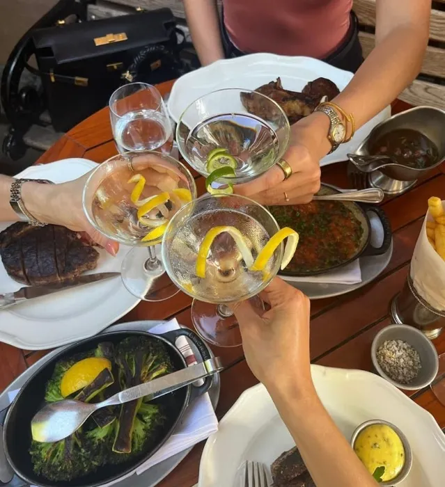 Steak dinner with my chicas 🥩