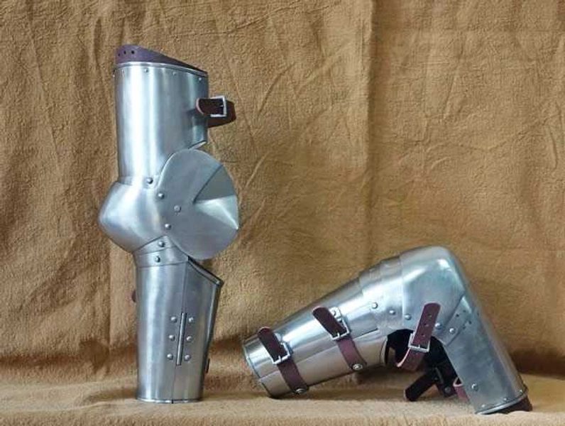 Plate arms from Churburg / hardened steel. Elbow plate modified with V-shape. XV A.D.