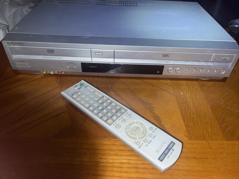 Sony SLV-D271P DVD VCR VHS HI-FI Combo Player With Remote and cables