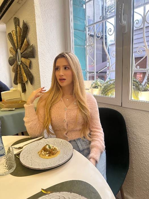 💅all 3 meals a day paid for by my piggie brother🐷 