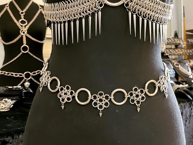 Daisy chain chainmaille belt