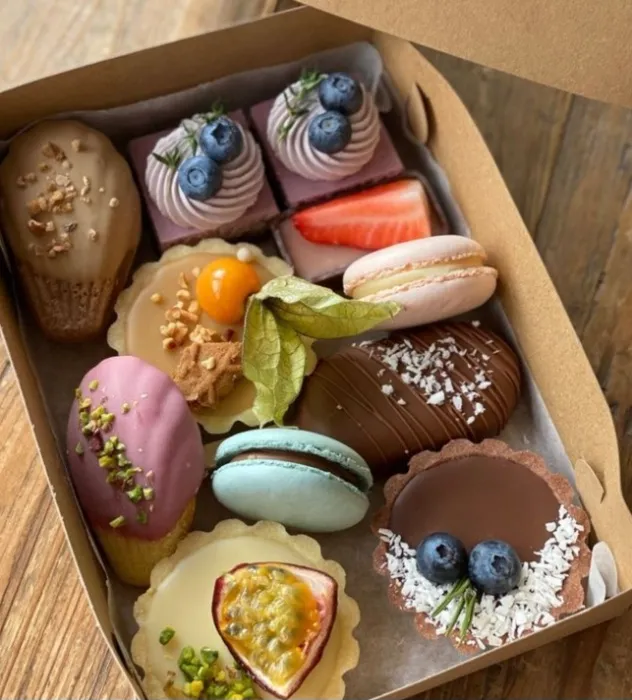 box of pastries 🧁
