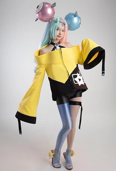 Pokémon iono cosplay with wig