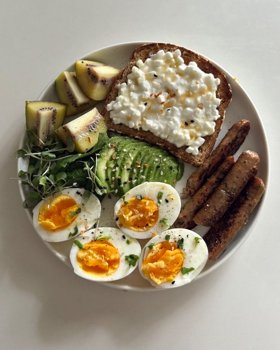 gentelmen order breakfast