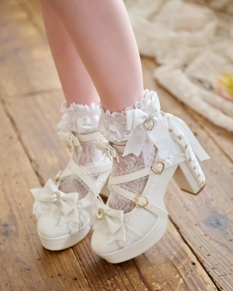 Liz Lisa white pumps