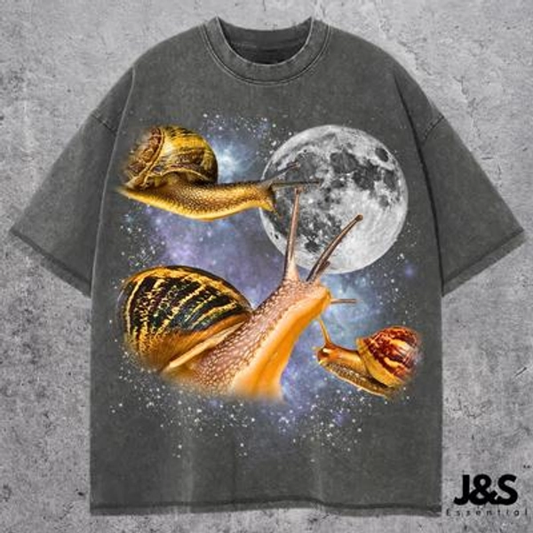 Three Snails Retro Moon T-Shirt, Funny Snail Lover Gift Tee, Cottagecore Galaxy Graphic Shirt, Cute Vintage Animal T-Shirt, Comfort Colors