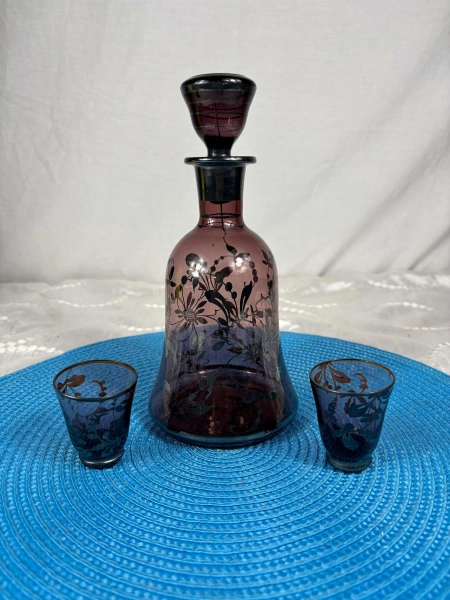 Vintage blown amethyst glass shot set, carafe with stopper and 2 glasses, floral engraved decoration, elegant and retro