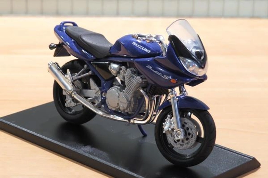 A mini Suzuki GSF Bandit S 1:18 blister