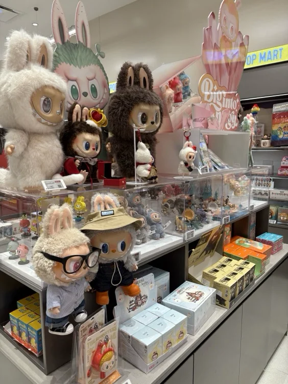 ꒰ა 𝐏𝐎𝐏 𝐌𝐀𝐑𝐓 ໒꒱ 🧸 𝐇𝐈𝐃𝐄 𝐀𝐍𝐃 𝐒𝐄𝐄𝐊 𝐋𝐚𝐛𝐮𝐛𝐮 (𝐒𝐢𝐧𝐠𝐚𝐩𝐨𝐫𝐞)