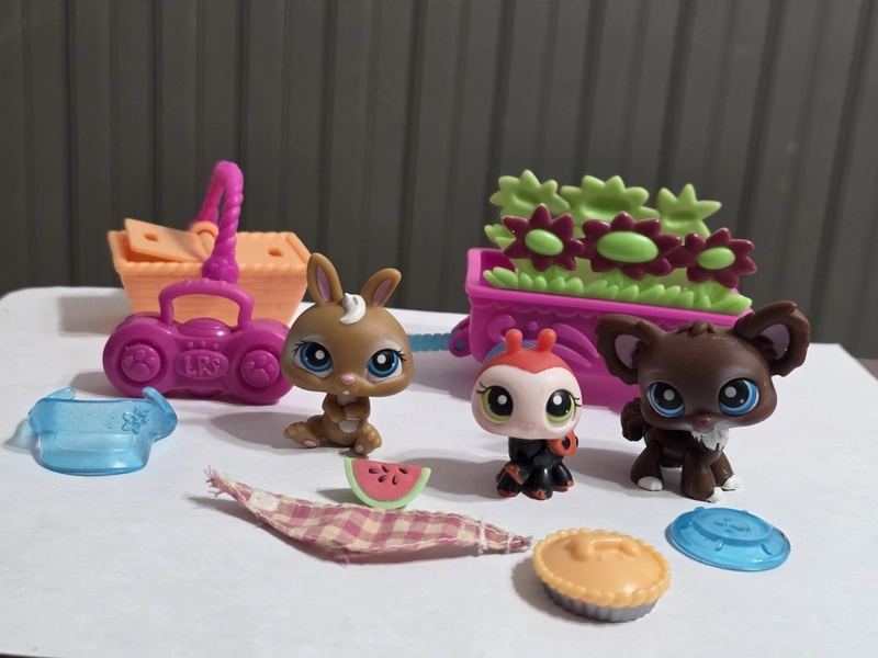 Littlest Pet Shop~#219~Dog~#220~Bunny~#221~Ladybug~Picnic Time Pets Bandana