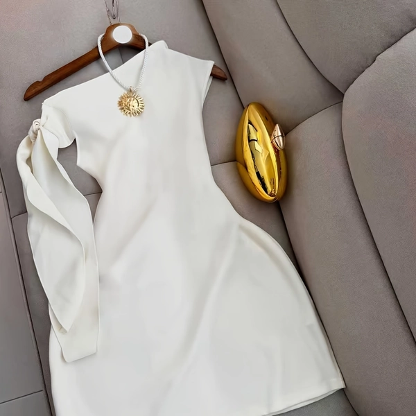 Vestido elegante asimétrico con hombros descubiertos | Mini vestido chic de corte ajustado para el Día de San Valentín 2026, diseño único, color liso