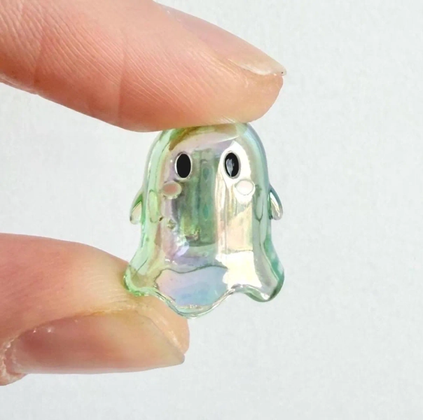 Jumping Spider Hide Ghost Halloween Themed Enclosure Decor Accessories Magnetic Transparent Holographic Rainbow Small