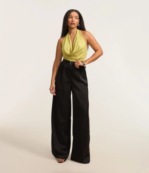 Calça Pantalona em Alfaiataria com Cinto e Pregas Frontais Preto