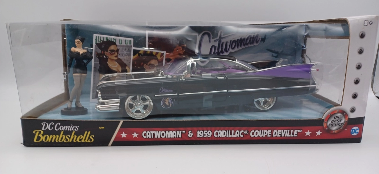 DC Comics Bombshells CATWOMAN & 1959 Cadillac Coupe Deville Metals Die Cast NEW