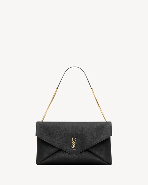 Pochette grande tipo sobre Cassandre de piel de cordero con cadena