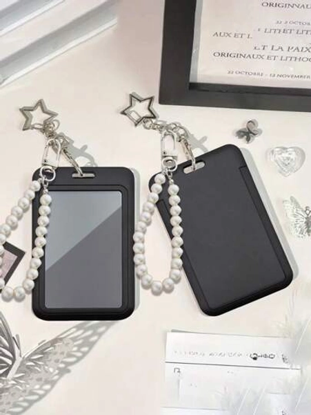 Porta-cartões preto com pingente de estrela e pingentes de pérola sintética. Pode ser usado como enfeite para bolsa ou chaveiro. Ideal para guardar crachás de identificação, cartões de celebridades, cartões de ônibus, cartões de refeição, cartões de metrô, fotos, cartões residenciais e cartões de acesso. Capa protetora para uso diário, decoração ou como presente para amigos, familiares, namorados(as), Dia dos Namorados, aniversários, Dia das Mães, volta às aulas e outras ocasiões especiais.