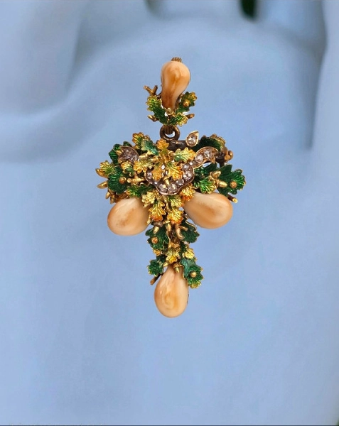 Pandantiv-broșă vânătoresc Grandl vechi, unicat, din aur de 14K, cu 14 diamante naturale "rose cut", decorat cu 4 dinți de căprioară, :: Art-deco-arad
