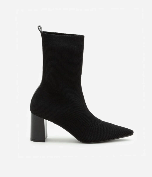 Bota Knit en Tejido Canelado con Punta Fina y Salto Bloco