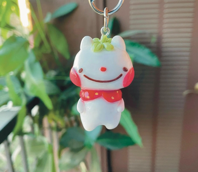 Moonunlo strawberry keychain, polymer clay, hand made