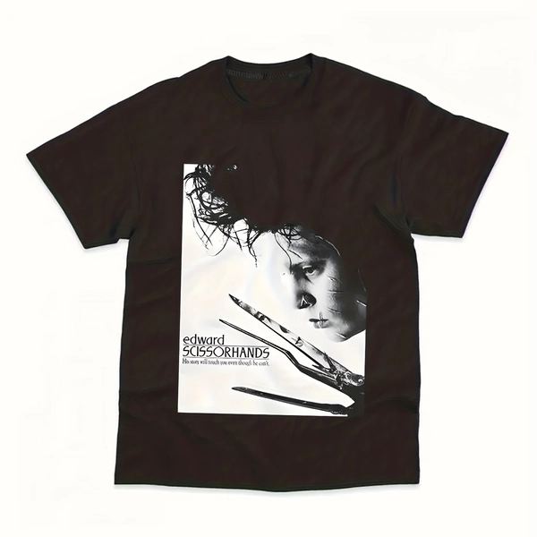 Ein Damen-Grafik-T-Shirt mit dem klassischen Scissorhands-Look aus dem Film "Edward Scissorhands". Es kombiniert Schwarz-Weiß-Film-Stil mit minimalistischem Text, hergestellt aus atmungsaktivem, reinem Material, ein Must-Have für künstlerische Mode-Trends.