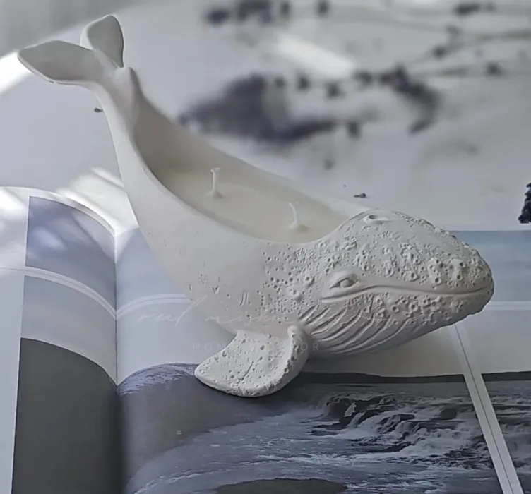 White Whale Candle to flowerpot 19.5cm x 10cm x 6cm