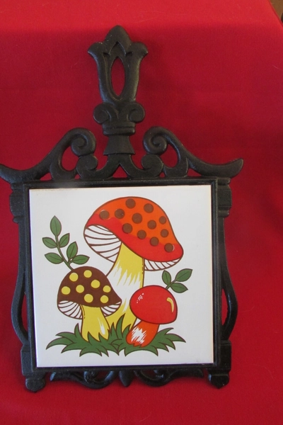 VINTAGE MERRY MUSHROOM TRIVET TILE & CAST IRON- Japan FM