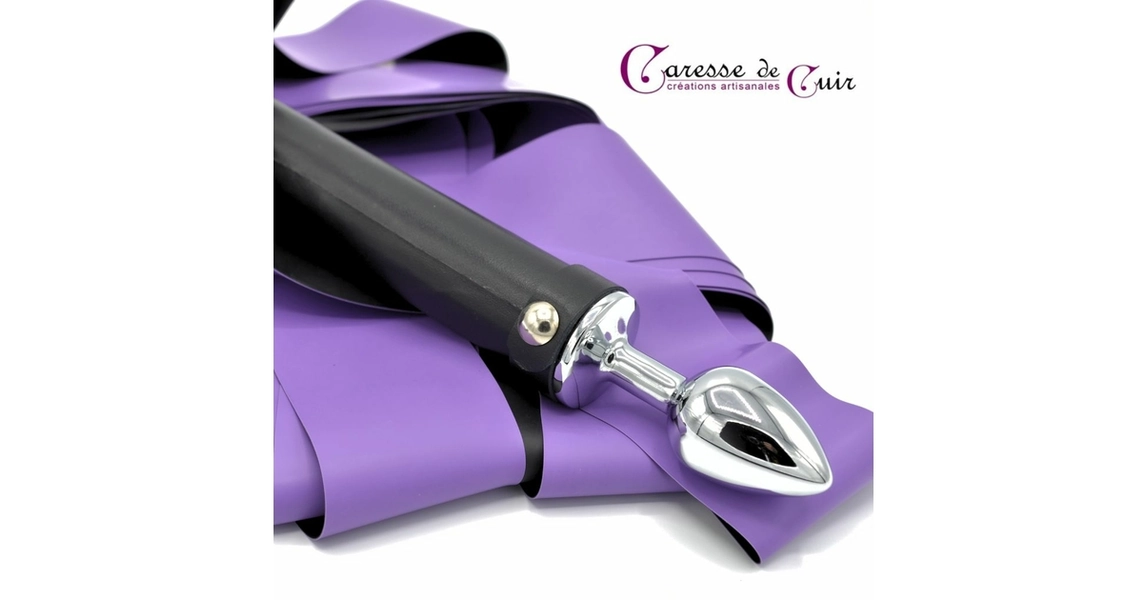 Grand martinet en latex bicolore noir/violet et pommeau plug