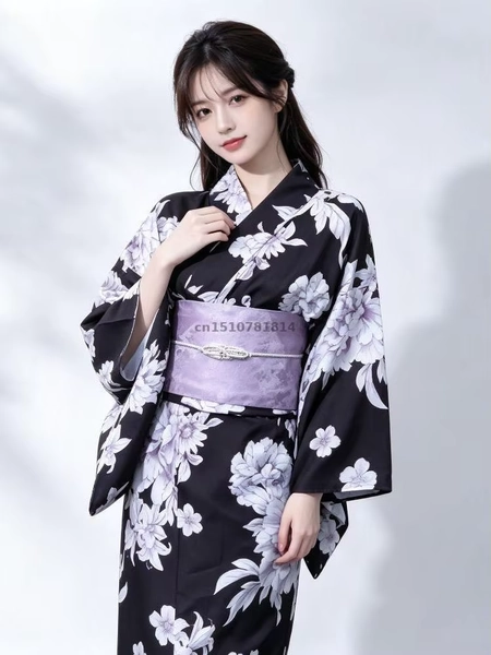 Kimono japonais pour femmes, imprimé floral noir, obi violet, nœud traditionnel, élégant pour festival estival, cosplay vintage, yukata sakura, voyage.