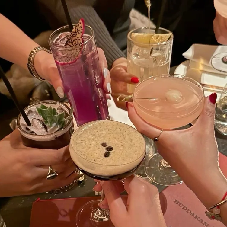 Sponsor dinner for me and my friends 🍸💘