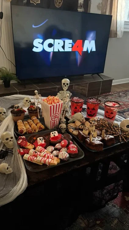 🎟️(horror) movie tickets & snacks 😋