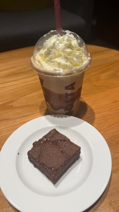 Frappe and cake 