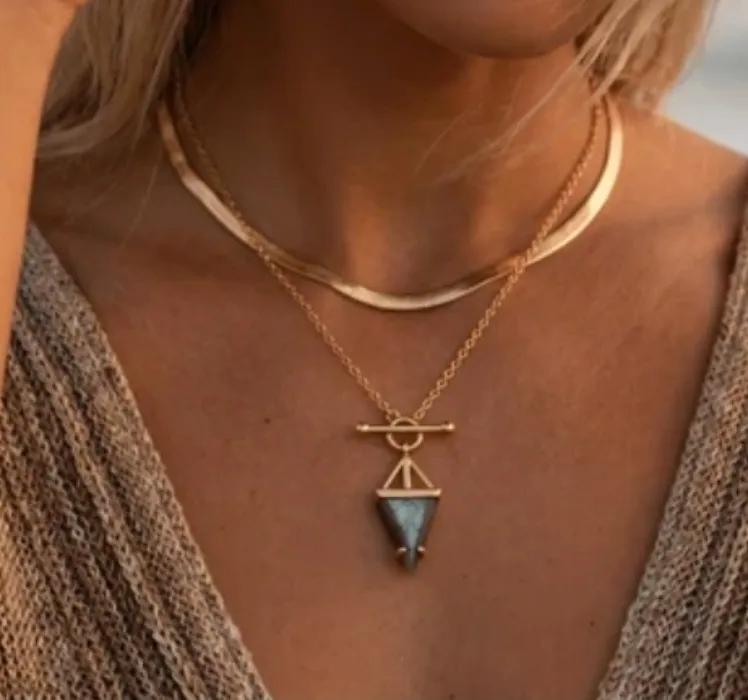 Heroine necklace with Labradorite crystal