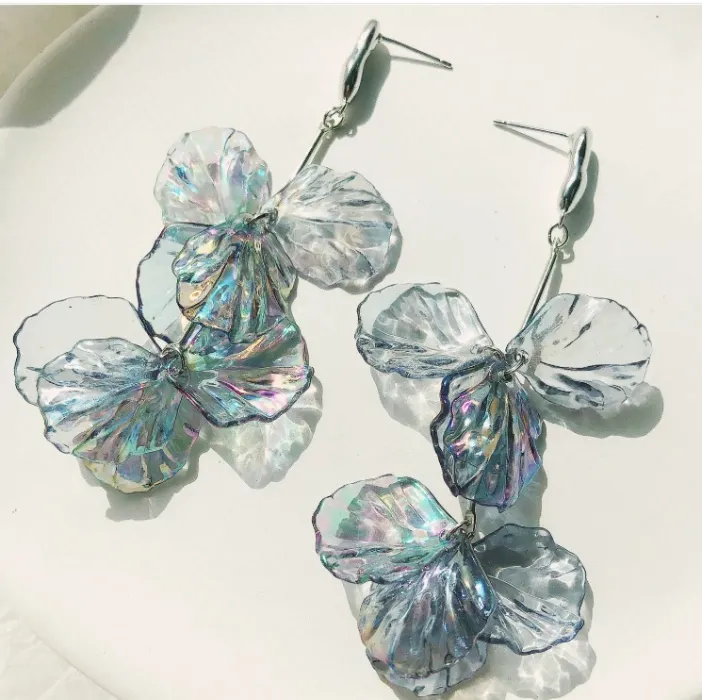 Gray shell flower petal earrings