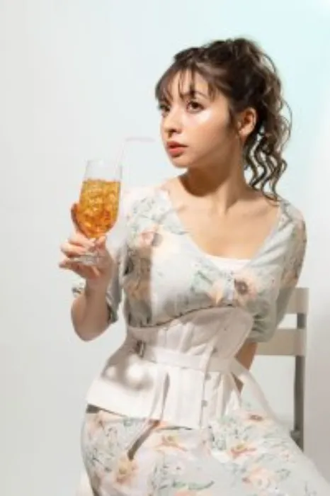 Hourglass Shaped Fan Lacing fine White