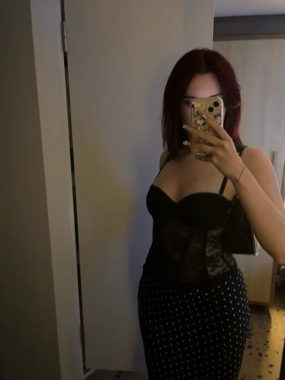 >_<