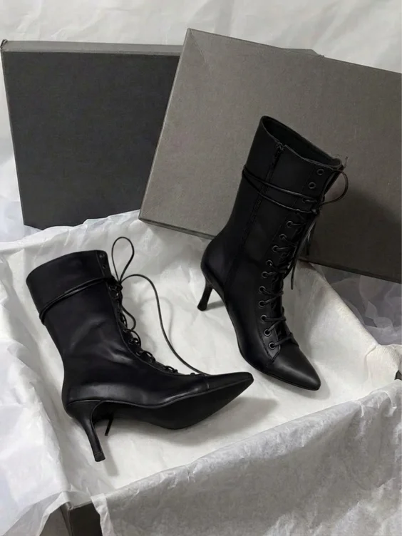 Heel boots 🖤