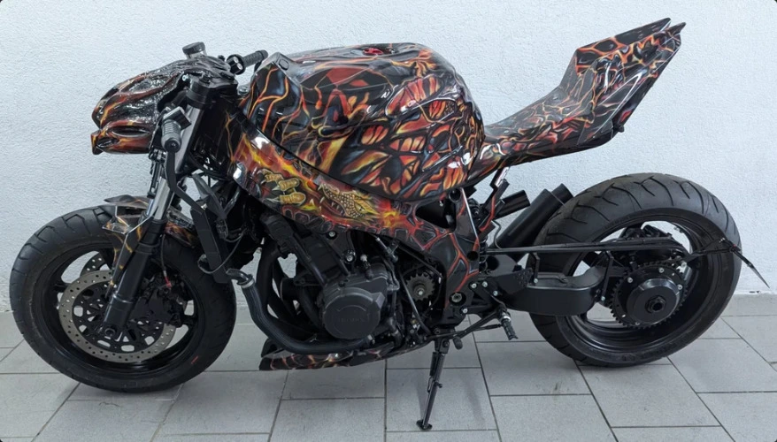 Honda CBR900RR Fireblade SC33 Streetfighter Umbau Airbrush