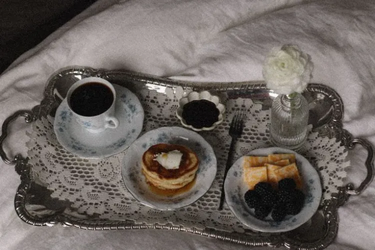 breakfast in bed 