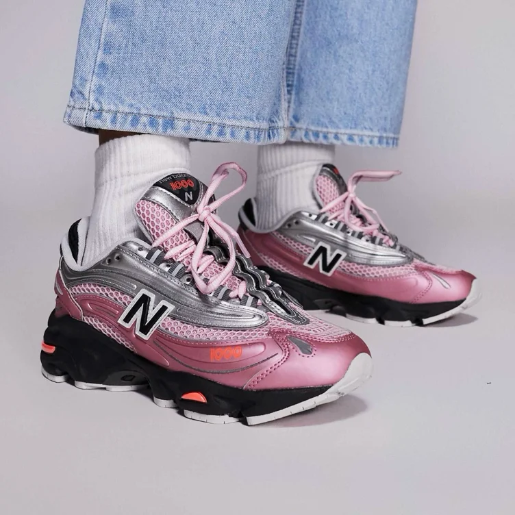 New Balance M 1000 unisex trainers in pink and silver