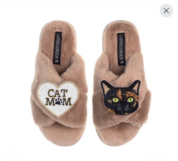 Classic Laines Slippers With Cat Mum/Mom & Misty The Tortoiseshell Cat Brooches - Toffee