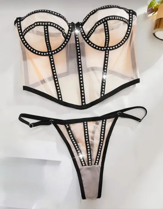 Ultra-tyndt off-shoulder lingerisæt inklusive bh og g-streng 