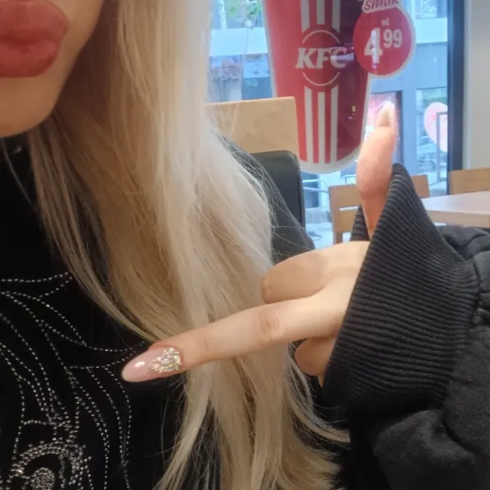 nails