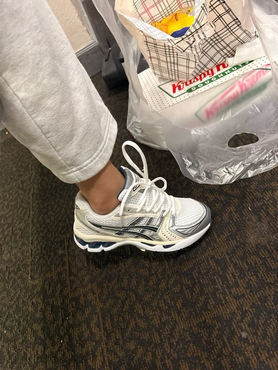 buy me gym sneakers👟 