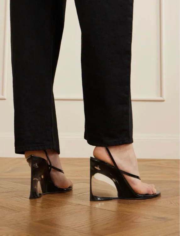 ♥︎ Alaïa | Tong 90 patent-leather wedge sandals - black - IT36