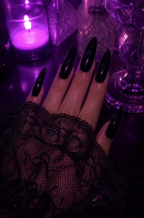 glossy nails. dangerous intentions. 👀