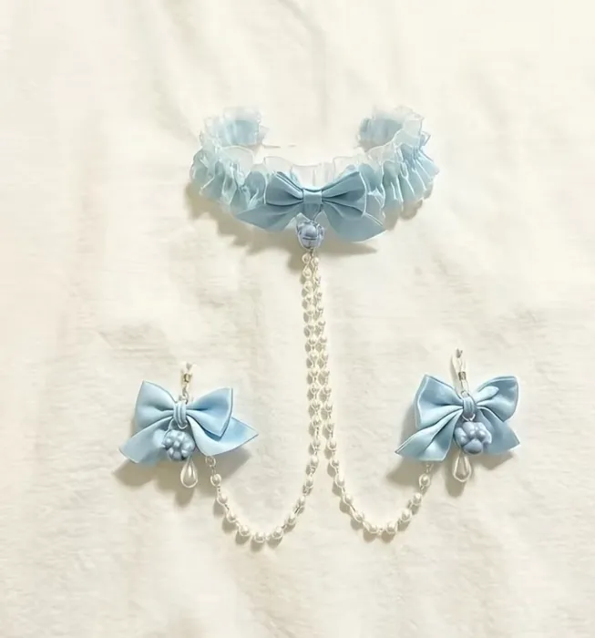 Chain for the breasts